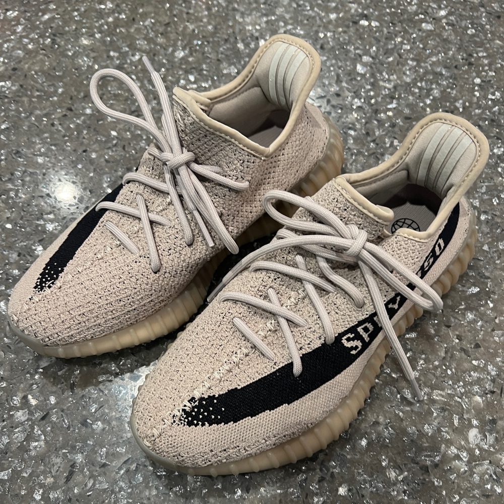 Yeezy Size 7 Mint Condition Sneakers!